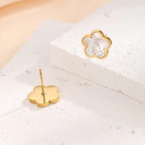 💖 5 items for $25 Sale! 💖 Flower Stud Earrings - Picture 3 of 4